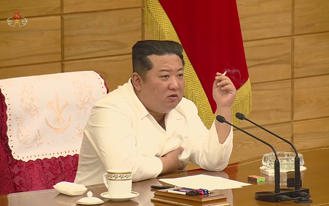 김정은 국무위원장이 지난달 29일 노동당 중앙위 본부청사에서 정치국 협의회를 소집해 코로나19 방역 상황 등을 보고 받았다고 조선중앙TV가 보도했다. 연합뉴스