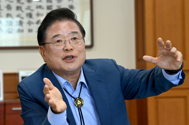 우동기 대구가톨릭대 총장이 지난달 31일 경북 경산시 대구가톨릭대 총장실에서 새 정부가 추진해야 할 교육 과제와 대학 혁신 방안에 대해 설명하고 있다.  김호웅 기자