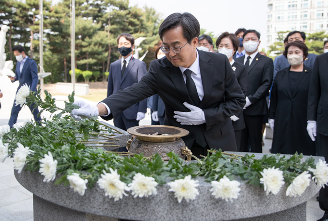 김동연 경기지사 당선인이 지난 2일 경기 수원시 팔달구 인계동 현충탑을 참배하고 있다. 뉴시스