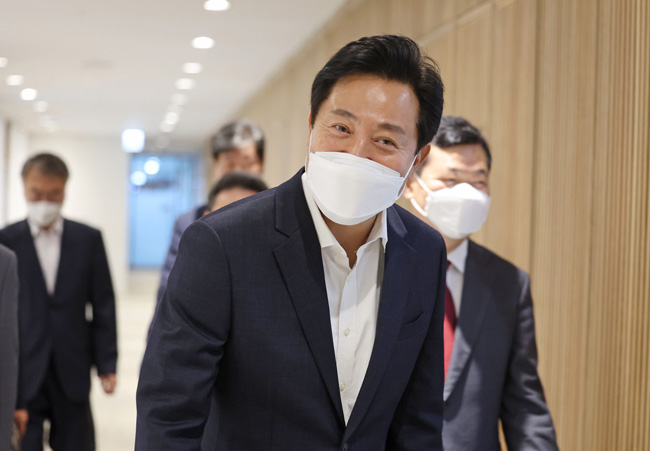 4선에 성공한 오세훈 서울시장이 지난 2일 서울시청 집무실로 출근하고 있다. 뉴시스