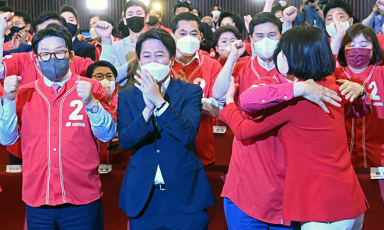 1일 국회 도서관에 마련된 개표상황실에서 지방선거 출구조사 결과가 발표되자 이준석(앞줄 왼쪽 두번째) 대표 등 국민의힘 지도부가 환호하고 있다. 뉴시스