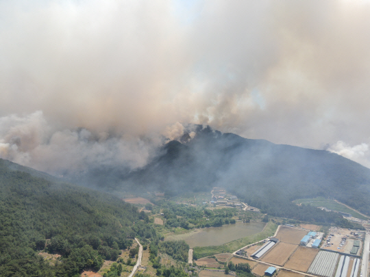 지난 1일 경남 밀양시 부북면 춘화리에서 발생한 산불이 연무를 뿜으며 확산하고 있는 모습. 경남소방본부 제공