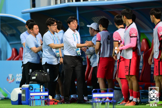 황선홍 U-23대표팀 감독(가운데)이 2일(한국시간) 우즈베키스탄 타슈켄트에서 열린 2022 AFC U-23 아시안컵 조별리그 경기에서 말레이시아에 4-1 승리를 거둔 후 선수들과 악수하고 있다. 대한축구협회 제공