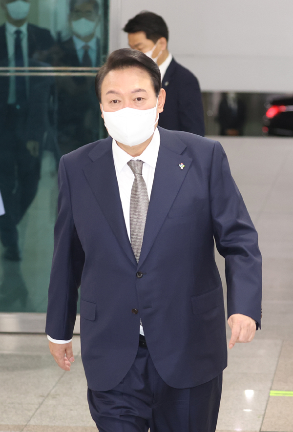 윤석열 대통령이 3일 오전 서울 용산 대통령실 청사로 출근하고 있다. 뉴시스