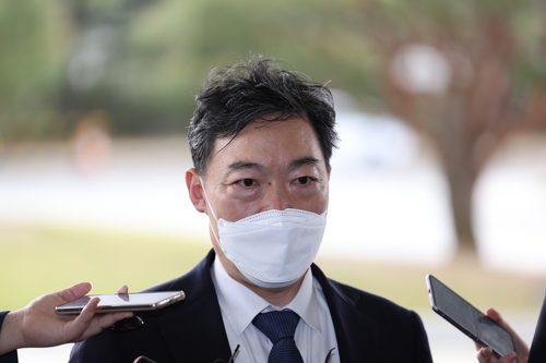 김오수 전 검찰총장이 지난 4월 22일 서울 서초구 대검찰청으로 출근하며 취재진의 질문에 답하고 있다. 연합뉴스