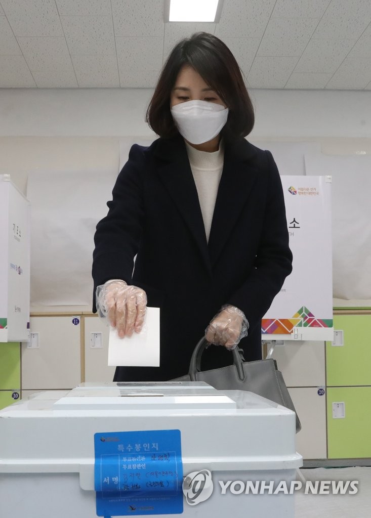 (성남=연합뉴스) 더불어민주당 이재명 대선 후보의 부인 김혜경 씨가 9일 오후 경기도 성남시 분당구 초림초등학교에 설치된 수내1동 제2투표소에서 투표하고 있다. 2022.3.9 [공동취재]