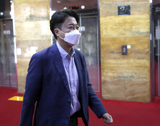 국민의힘 이준석 대표가 3일 출근해 최재형 의원과 혁신위원회 출범 및 구성을 논의하기에 앞서 대표실로 이동하고 있다. 연합뉴스