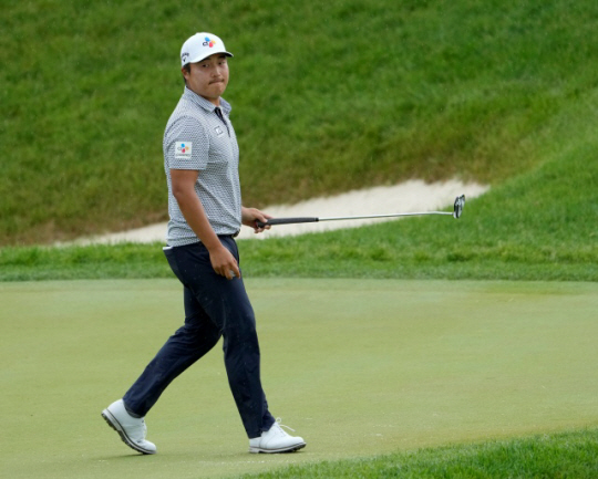 이경훈 이경훈이 3일 오전(한국시간) 미국 오하이오주 더블린의 뮤어필드빌리지에서 열린 PGA 메모리얼토너먼트 1라운드 16번 홀을 마치고 그린을 빠져나오고 있다. AP뉴시스