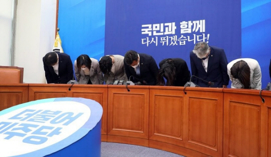 더불어민주당 윤호중·박지현 공동비상대책위원장을 비롯한 비상대책위원들이 지난 2일 서울 여의도 국회에서 6·1 지방선거 패배에 대한 책임을 지고 총사퇴 기자회견을 하고 있다. 연합뉴스 제공