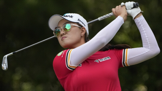 호주 교포 이민지가 5일 오전(한국시간) 미국 노스캐롤라이나주 서던 파인스의 파인 니들스 로지 앤드 골프클럽(파71)에서 열린 LPGA투어 US오픈 3라운드 16번 홀에서 티샷을 날리고 있다. AP뉴시스