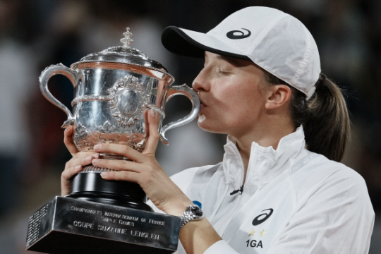 폴란드의 이가 시비옹테크가 4일 밤(한국시간) 프랑스 파리의 스타드 롤랑가로스에서 열린 프랑스오픈 테니스대회 여자 단식 결승에서 승리한 뒤 우승 트로피에 입을 맞추고 있다. AP뉴시스