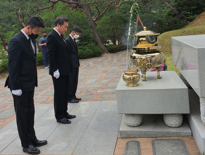 김대중 전 대통령의 묘소를 참배하는 이낙연(가운데) 더불어민주당 전 대표. 이 전 대표 페이스북