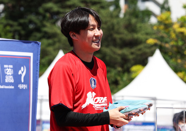 6일 오후 서울 마포구 서울월드컵경기장 북측 광장에서 열린 2002 한일월드컵 20주년 기념 경매에서 손흥민의 축구화를 1600만 원에 낙찰받은 축구팬 이재호 씨가 축구화를 들고 활짝 웃고 있다. 연합뉴스