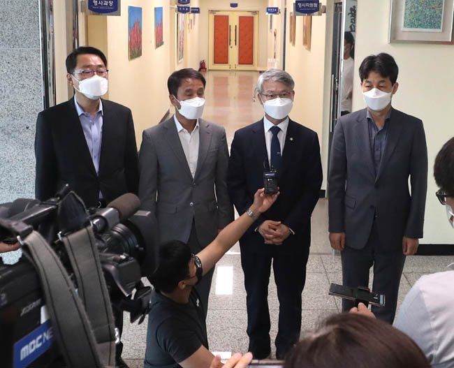 민형배(오른쪽 두번째) 무소속 의원이 지난 1일 경남 양산경찰서를 찾아 문재인 전 대통령 사저 인근 집회와 관련해 경찰 관계자와 면담한 후 취재진의 질문에 답하고 있다. 연합뉴스