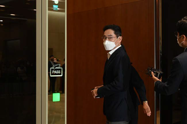 이재용 삼성전자 부회장이 7일 오전 서울 강서구 서울김포비즈니스항공센터를 통해 유럽으로 출국하고 있다. 신창섭 기자