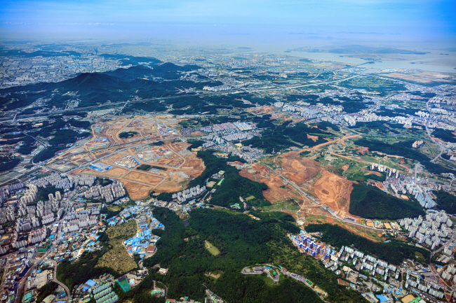 기후변화에 따른 도시 열섬 현상 심화와 미세먼지 증가 등으로 공원과 숲을 낀 주거단지에 수요자들의 관심이 커지고 있다. 건설·시행사들도 이에 맞춰 소음 감소, 대기정화에 일조하는 친환경 주거단지 분양에 적극적으로 나서고 있다. ‘숲세권’ 대형 주거단지로 꼽히는 인천 검단신도시 전경. 한국토지주택공사(LH) 제공