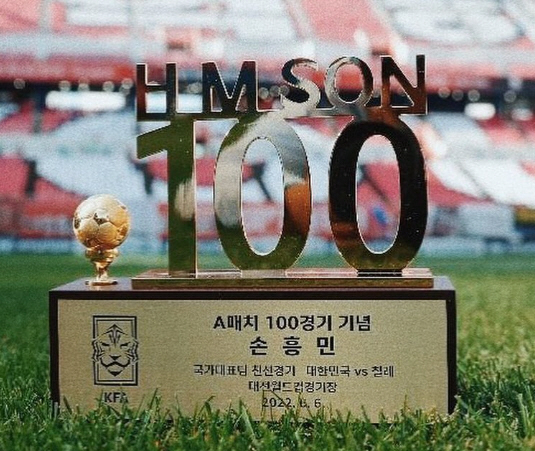 7일 국가대표 축구팀 손흥민이 자신의 인스타그램에 게시한 센추리클럽(A매치 경기 100회 이상 출장) 가입 기념패 사진. 손흥민 인스타그램 캡처