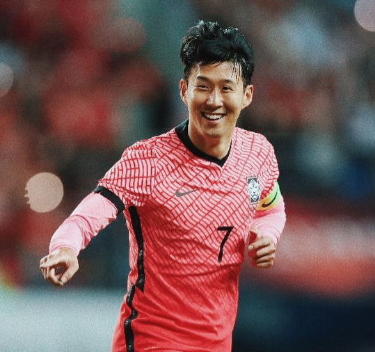 국가대표 축구팀 손흥민이 7일 새벽 자신의 센추리클럽(A매치 경기 100회 이상 출장) 가입을 자축하며 인스타그램에 올린 경기 모습 사진. 손흥민 인스타그램 캡처