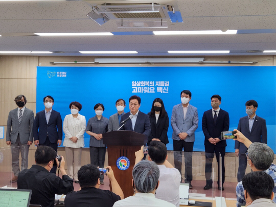 박완수 경남지사 당선인이 7일 오전 경남도청 브리핑룸에서 도자사직 인수위원회 활동 방향을 설명하고 있다.