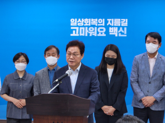 박완수 경남지사 당선인이 7일 오전 경남도청 브리핑룸에서 도자사직 인수위원회 활동 방향을 설명하고 있다. 창원=박영수 기자