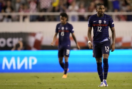 프랑스의 크리스토페르 은쿤쿠가 7일 오전(한국시간) 크로아티아 스플리트의 스타디온 폴류드에서 열린 UEFA 네이션스리그 리그A 1조 조별리그 2차전을 마친 후 씁쓸한 표정을 지으며 그라운드를 떠나고 있다. AP뉴시스