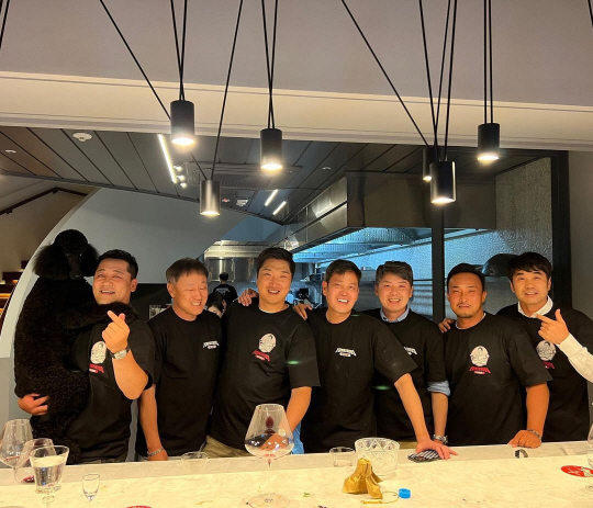 정용진 SSG 구단주(왼쪽에서 4번째)가 6일 SSG 코칭스태프와 저녁 식사를 갖고 기념촬영을 하고 있다. 정용진 구단주 SNS