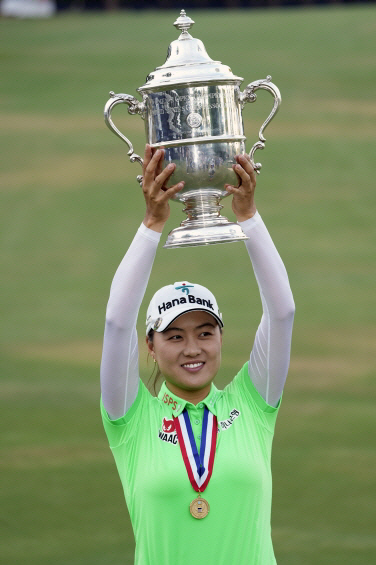 호주교포 이민지가 6일 미국 노스캐롤라이나주 서던파인스의 파인 니들스 로지 앤드 골프클럽에서 끝난 LPGA투어 US여자오픈에서 우승 세리머니를 펼치고 있다. AP 연합뉴스