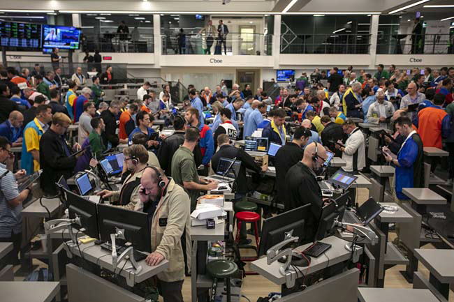 일명 ‘공포지수’로 불리는 변동성지수(VIX) 상품을 취급하는 미국 시카고옵션거래소(CBOE)가 6일(현지시간) 업그레이드된 기술과 인프라로 새롭게 단장한 가운데, 트레이더들이 업무를 보고 있다.    AFP 연합뉴스