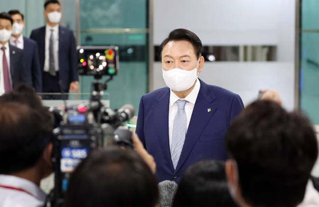 윤석열 대통령이 7일 오전 서울 용산 대통령실 청사로 출근하며 취재진 질문에 답변하고 있다. 뉴시스