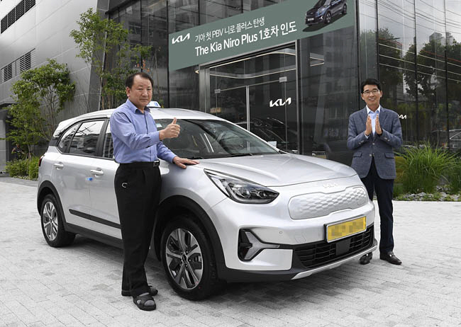 권혁호(오른쪽) 기아 국내사업본부장(부사장)과 니로 플러스 1호차 주인공인 기호경 씨가 기념 촬영을 하고 있다.  기아 제공