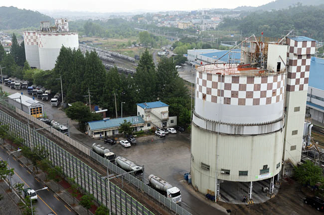 민주노총 공공운수노조 화물연대본부 총파업 여파로 시멘트 업계에서는 일부 레미콘 공장에 시멘트 공급이 끊기는 등 산업계 곳곳에서 물류 차질 현상이 심화하고 있다. 사진은 지난 9일 서울의 한 시멘트 공장.  연합뉴스