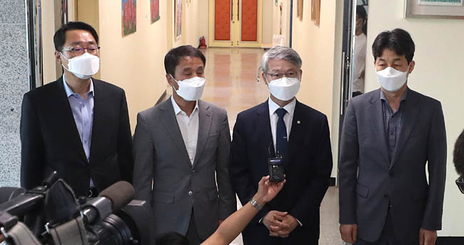 민형배(오른쪽 두 번째) 무소속 의원이 윤영찬·한병도·윤건영 더불어민주당 의원들과 함께 지난 1일 문재인 전 대통령 사저 부근 집회와 관련해 경남 양산경찰서를 방문, 취재진과 인터뷰하고 있다. 연합뉴스