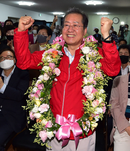 홍준표 대구시장 당선인이 지난 1일 지방선거에서 당선이 확정된 후 꽃다발을 목에 걸고 활짝 웃고 있다. 뉴시스