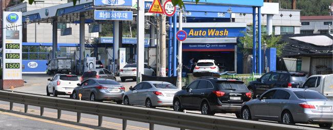 국내 주유소의 휘발유 평균 판매 가격이 ℓ당 2050원 선을 돌파한 10일 오전 경기 고양시 덕양구 원흥동의 한 주유소에 대기 중인 차량이 길게 줄 서 있다. 경유 평균 판매 가격도 2050원 선에 근접하는 등 매일 최고가 기록을 갈아치우고 있다. 김동훈 기자
