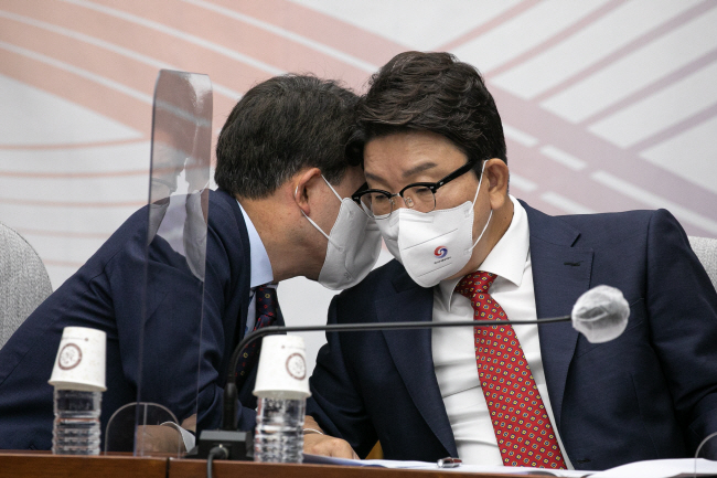 국민의힘 권성동(오른쪽) 원내대표가 10일 오전 국회에서 열린 원내대책회의에 참석해 성일종 정책위의장과 귓속말을 주고받고 있다.  국회사진기자단