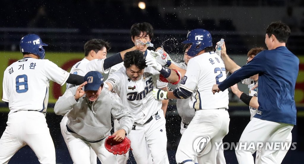 (창원=연합뉴스) 9일 경남 창원NC파크에서 열린 ‘2022 신한은행 쏠(SOL) KBO 리그’ NC 다이노스와 SSG 랜더스 경기. 9회 말 1사 1·2루 상황 끝내기 안타를 친 NC 4번 양의지(25번)가 동료와 기뻐하고 있다. 양의지 안타로 NC는 SSG에 5대 4로 승리했다. 2022.6.9