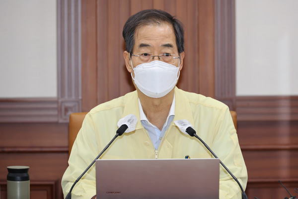 한덕수 국무총리가 10일 오전 정부서울청사에서 열린 코로나19 대응 중앙재난안전대책본부 회의에서 모두발언을 하고 있다. 연합뉴스