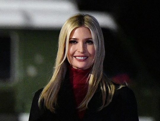 도널드 트럼프 전 미국 대통령이 재선에 실패하고 퇴임하기 전인 지난 2021년 1월 4일 트럼프 전 대통령의 장녀 이방카 트럼프 전 백악관 선임 보좌관이 아버지와 함께 대통령 전용 헬기에서 내리고 있다. 연합뉴스·AFP