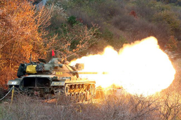 해병대2사단 전차대대 M48A3K 전차가 지난해 11월 9일 인천 강화군 진강산 훈련장에서 포탄을 발사하고 있다.1970년대부터 활약했던 M48A3K 전차가 최종 사격 임무 수행을 위해 투입됐다. 올해초부터 M48A3K 전차는 K1E1 전차로 교체되고 있다. 국방일보 제공