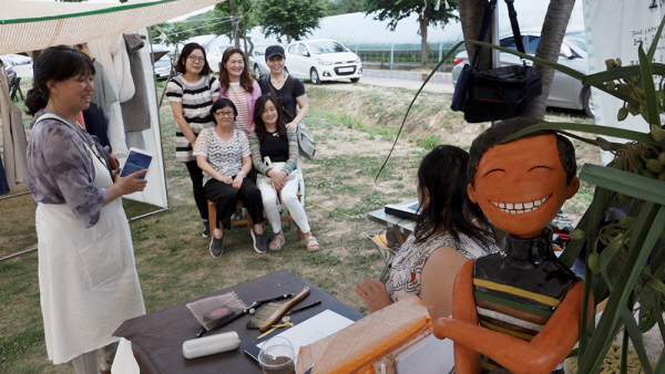 영화 속 정은혜 작가가 그림을 그리는 장면.