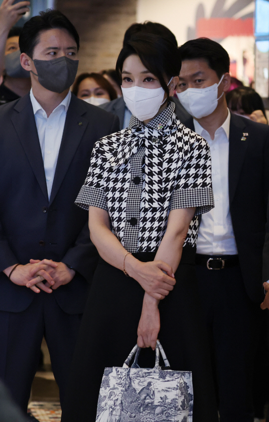 김건희 여사가 12일 서울 성동구 한 영화관에서 윤석열 대통령과 영화 ‘브로커’를 관람한 뒤 언론과 인터뷰하는 윤 대통령을 지켜보고 있다. 연합뉴스