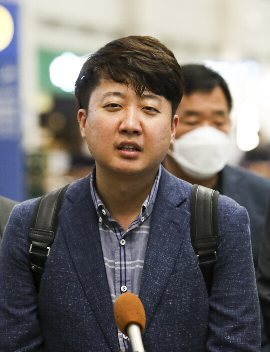 이준석 국민의힘 대표가 지난 9일 우크라이나 방문을 마치고 귀국해 인천공항 입국장에서 기자들의 질문에 답하고 있다. 연합뉴스· 국회사진기자단