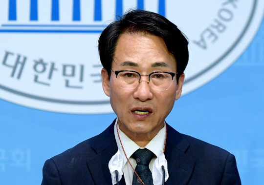 이원욱 더불어민주당 의원이 지난 3일 서울 영등포구 국회 소통관에서 ‘당 혁신을 위해 광화문포럼 해체 및 계파정치 종식 선언 기자회견’을 열고 발언하고 있다. 뉴시스·공동취재사진