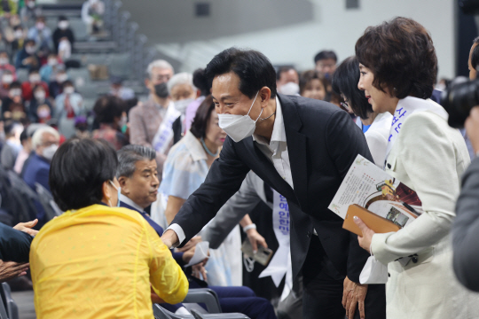 (서울=연합뉴스) 임화영 기자 = 오세훈 서울시장이 15일 오전 서울 중구 장충체육관에서 열린 2022년 제24회 어르신 한마음축제에서 참가자와 인사를 나누고 있다.  오 시장 오른쪽은 권성희 한국연예인한마음회 회장.