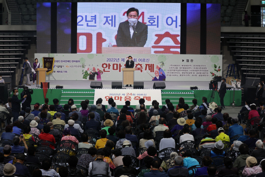 (서울=연합뉴스) 임화영 기자 = 오세훈 서울시장이 15일 오전 서울 중구 장충체육관에서 열린 2022년 제24회 어르신 한마음축제에서 축사를 하고 있다.