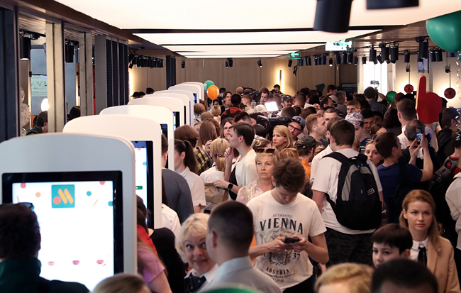 맥도날드를 대체할 새로운 러시아 패스트푸드 업체 ‘브쿠스노 이 토치카’가 재개장한 12일 모스크바 매장에 시민들이 몰려들어 인산인해를 이루고 있다.    EPA연합뉴스