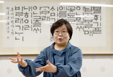 국립국어원에서 만난 김미형 국어문화원연합회 회장은 “정보화 시대에 가장 중요한 것은 소통 능력이다”며 국민 누구나 공유하고 공감할 수 있는 ‘쉬운 우리말 쓰기’의 중요성을 강조했다.   김선규 기자