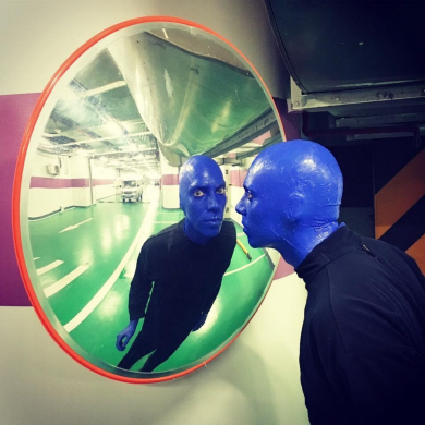 ‘블루맨’ 분장을 한 버니 하스의 모습.   마스트엔터테인먼트 제공