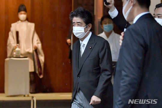 지난해 8월 15일 일본의 패전일을 맞아 아베 신조 전 총리가 A급 전범이 합사된 야스쿠니 신사에 방문해 참배하기 위해 걸음을 옮기고 있다AP뉴시스