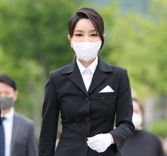 윤석열 대통령 부인 김건희 여사가 13일 오후 경남 김해 진영읍 봉하마을을 방문해 고 노무현 전 대통령 묘역 너럭바위로 이동하고 있다. 뉴시스·대통령실통신사진기자단